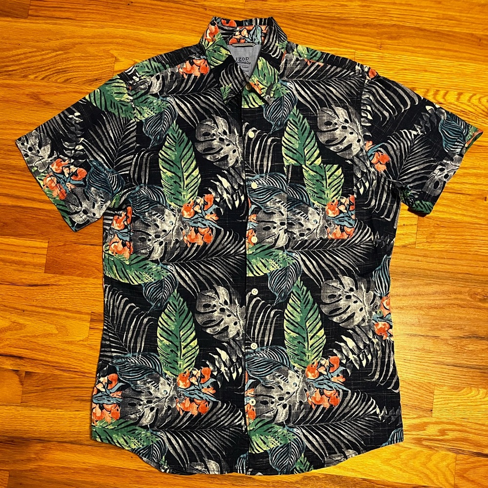 Size M - IZOD Saltwater Relaxed Fit 100% Cotton Hawaiian button down shirt. EUC